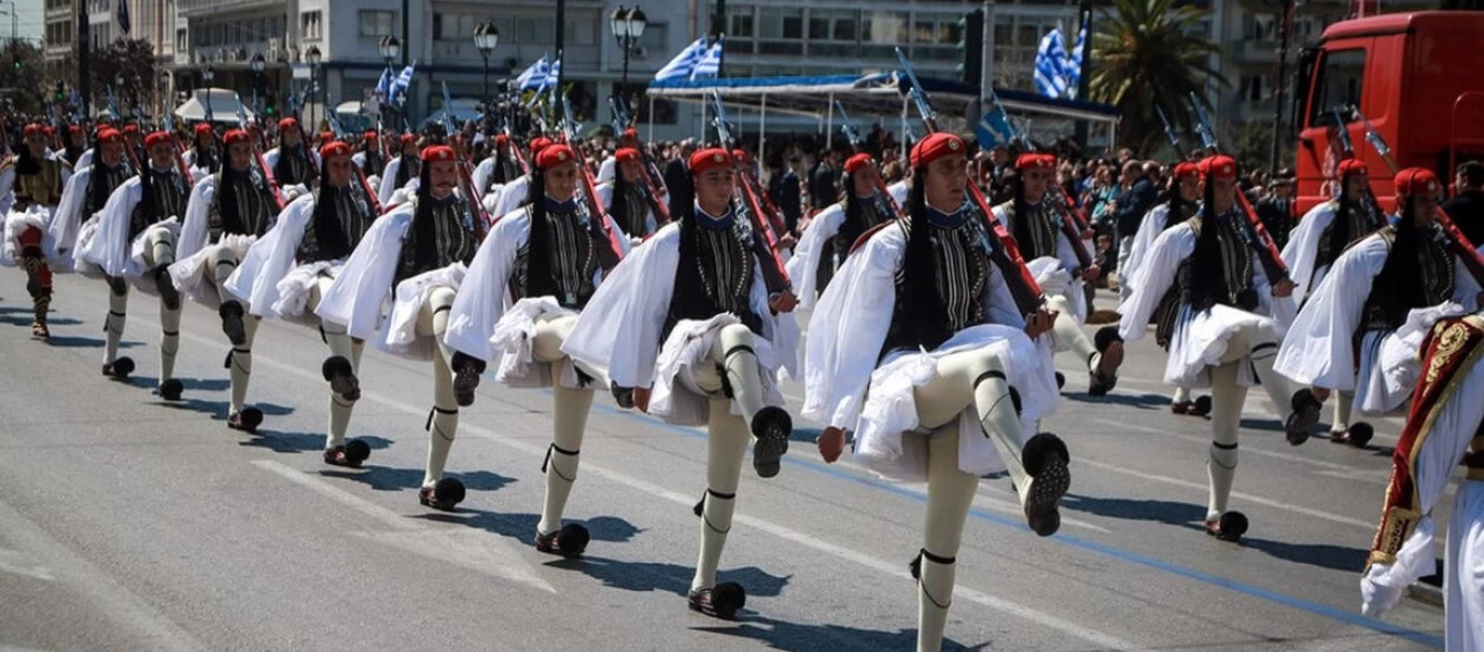 Γενική πρόβα στο Τατόι για την παρέλαση της 25ης Μαρτίου - Ο έφιππος Εύζωνας και τα δρώμενα